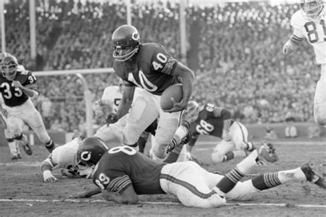 Gale Sayers knee injury 1968 comeback 1969 career end rehabilitation