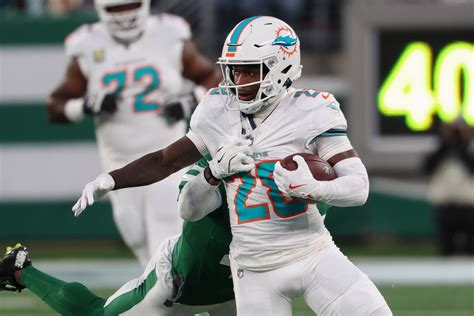 Jaylen Wright De'Von Achane Miami Dolphins backfield hierarchy 2026
