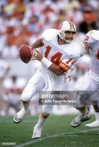 Vinny Testaverde early NFL career Tampa Bay Buccaneers quarterback